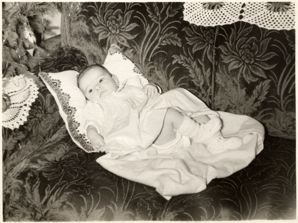 1956.12 Helen (Baran) Dasson - as baby at Christmas 01